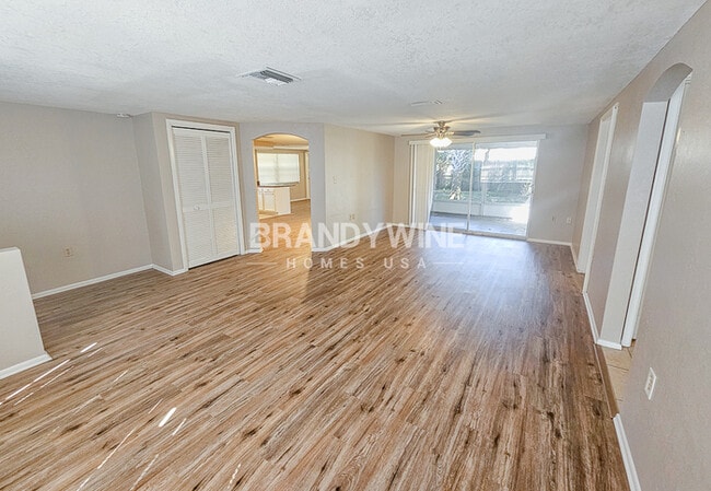 Building Photo - **1 MONTH FREE HOLIDAY SPECIAL!!** Market ...
