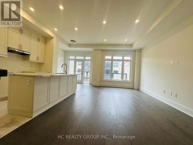 Photo du bâtiment - 3303 Azam Wy