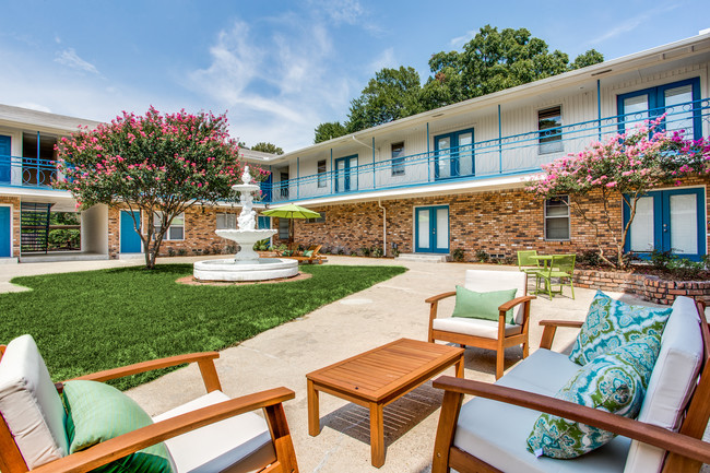 Patio interior con asientos - Carolina Apartments