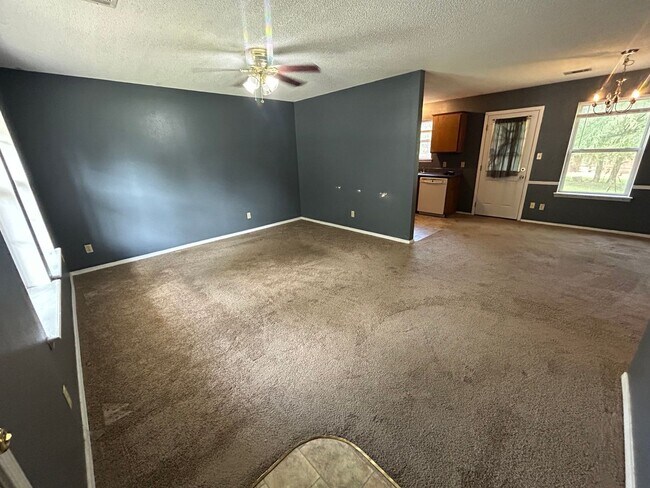 Foto del edificio - MID TO LATE MARCH MOVE IN! 2 Bed 1 bath ho...