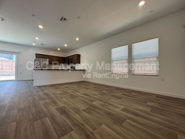 Foto del edificio - 1024 Deerhorn Dr W