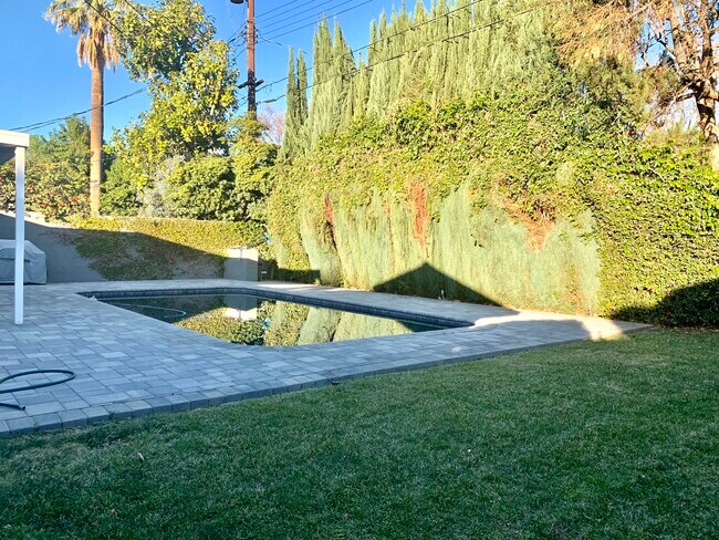 Foto del edificio - 5920 Colbath Ave