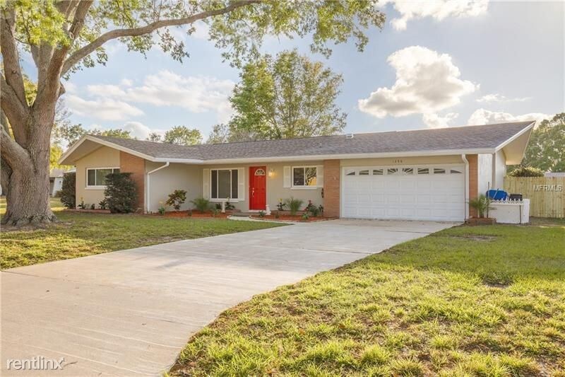 Primary Photo - 1396 Crescent Dr
