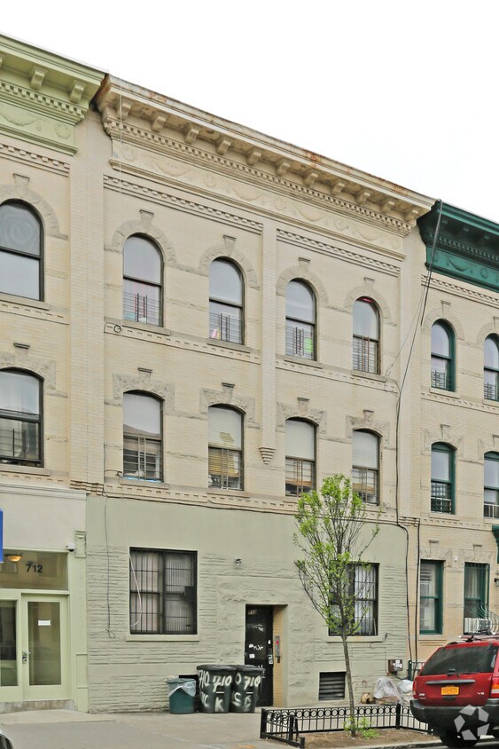 Foto principal - 710 Knickerbocker Ave