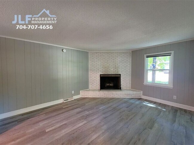 Foto del edificio - Spacious 3 Bed/2.5 Bath Duplex With Basement.