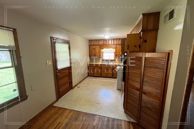 Building Photo - Charming 3 Bedroom/1.5 Bathroom Home in Mo...