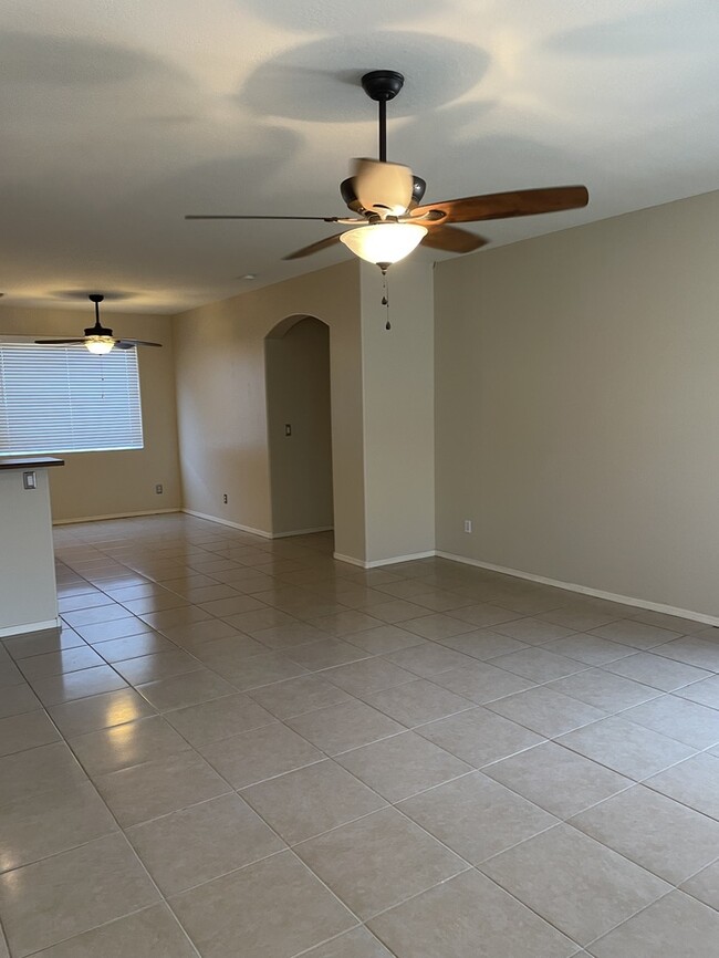 Building Photo - Gorgeous 4 bedroom in Litchfield Park