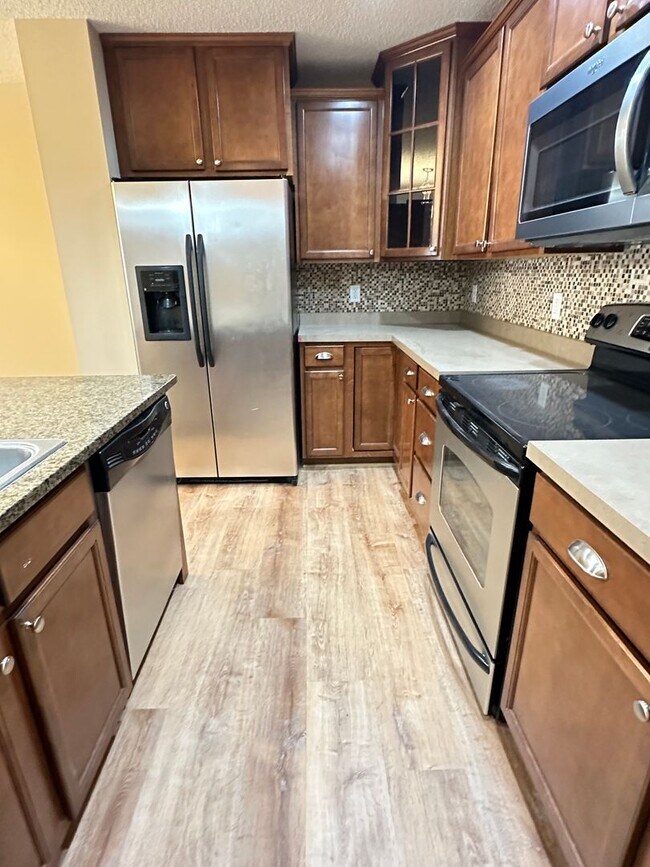 Building Photo - Plymouth Town Home, Available Now, Large M...
