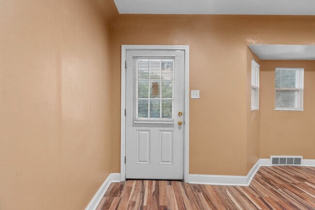 Foto del edificio - Newly Renovated 4-Bedroom Home | Riverview...