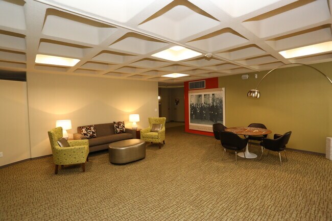 Vestíbulo - Plymouth Place Retirement Community 62+