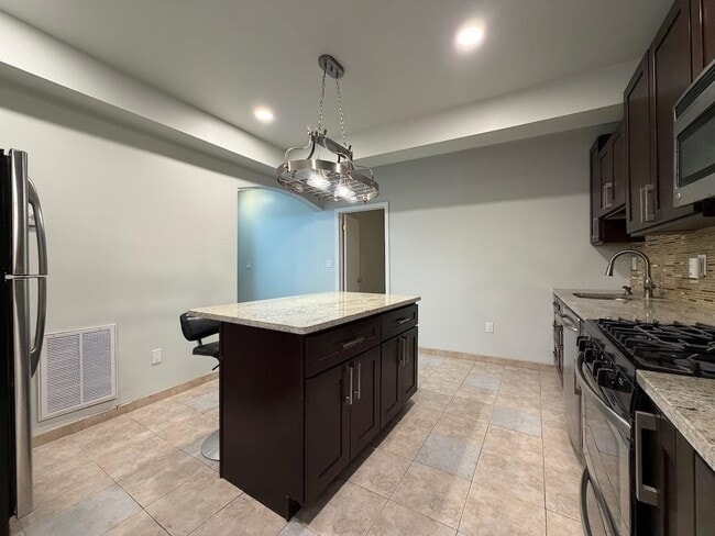 Building Photo - 311 5th St