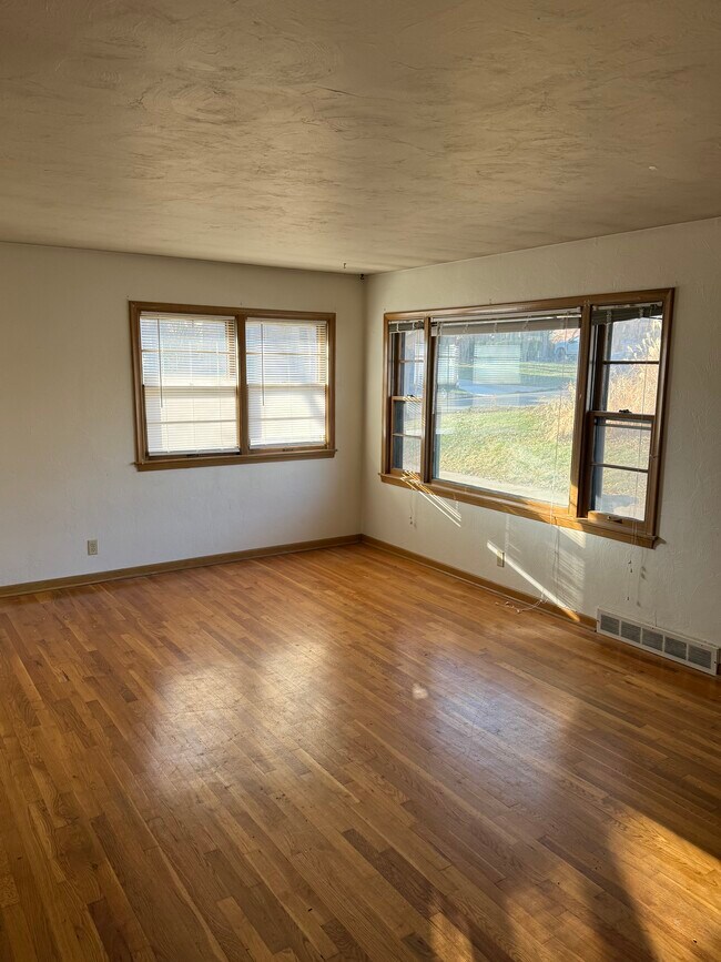 Sala de estar - 3480 Woods Ave