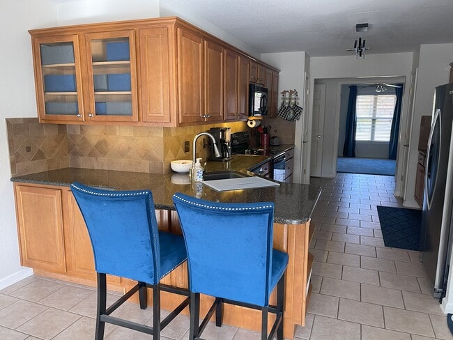 Galley kitchen w/ Bar Seats - 164 Tyler Cv