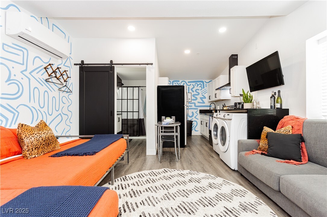 Primary Photo - 522 E St Louis Ave