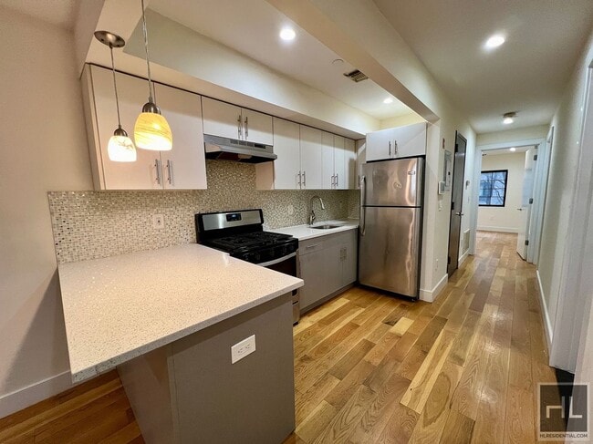 Building Photo - 3BR 2BA w/ Juliet Balcony On Williamsburg/...