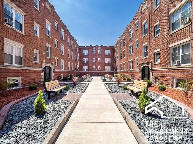 Building Photo - 957 W Cornelia Ave