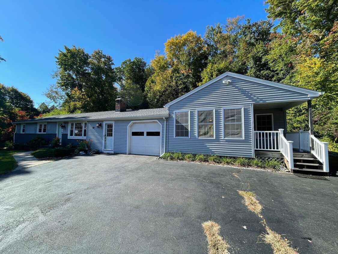 Primary Photo - Beautiful 4 Bedroom House *w/ an In-Law* i...