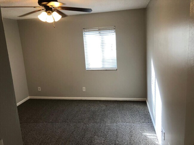 Foto del edificio - Charming 2BR Condo with Granite Countertops, Pool Access & Included Lawn Care