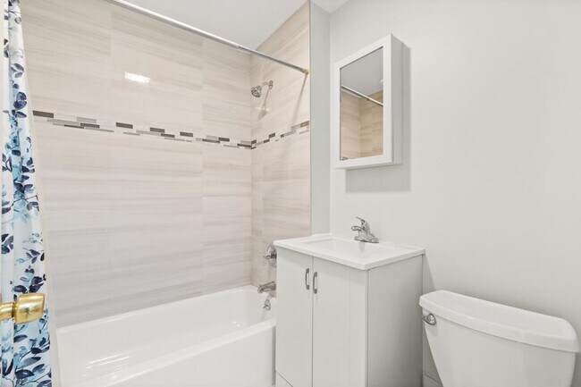 Building Photo - 32 E 47th St