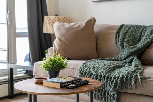 Building Photo - 434-438 8 Ave SE