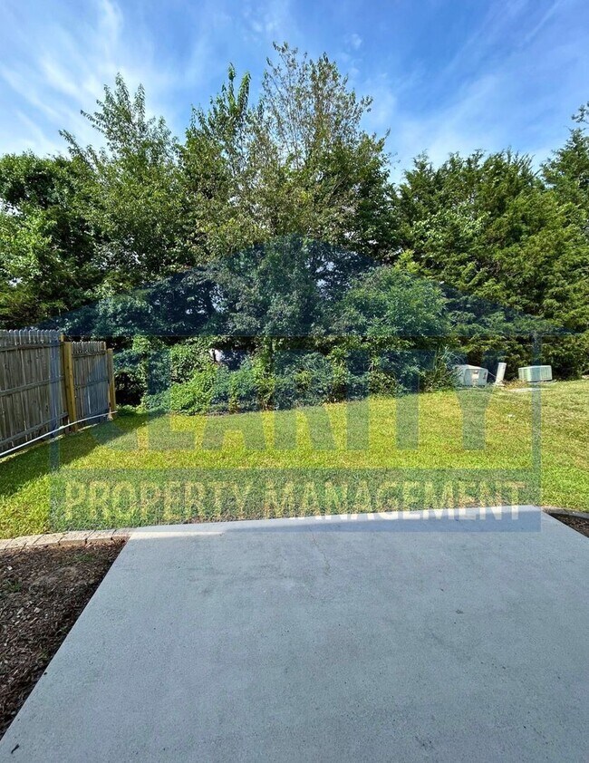 Building Photo - Modern, Upscale Townhouse w/ attached Garage!