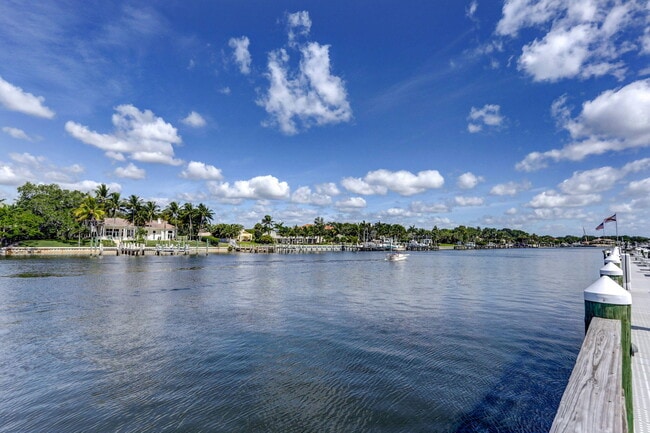 Foto del edificio - 834 Bay Colony Dr S