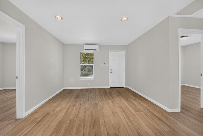 Building Photo - 908 1/2 Jewett St