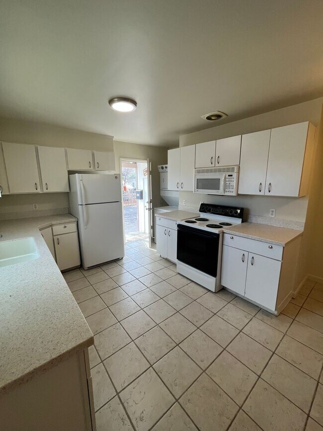 Building Photo - House in downtown carson