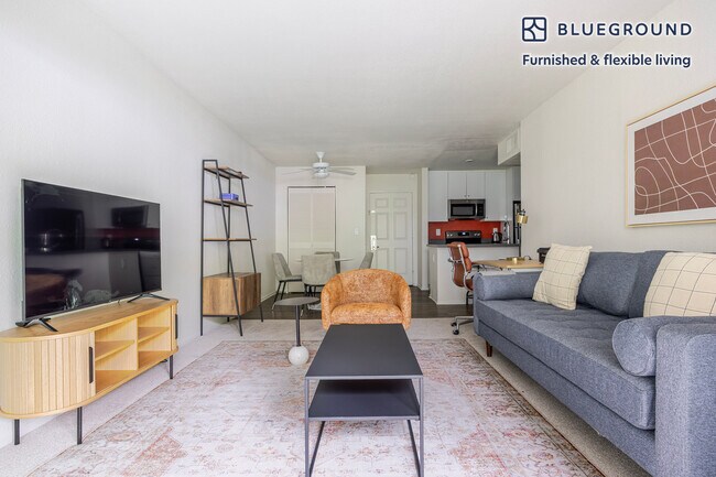 Foto del edificio - 3682 Barham Blvd