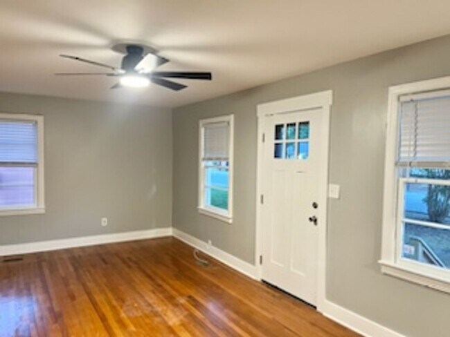 Foto del edificio - 205 Clyde Ave N