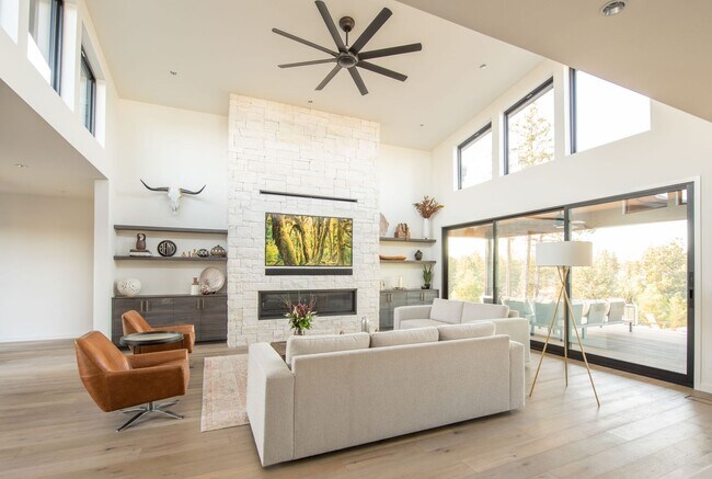 Building Photo - Single level home in gated community