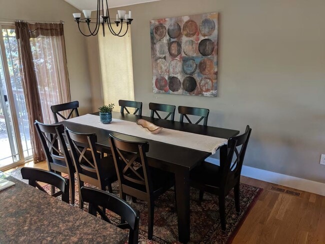Building Photo - Executive Furnished 5 Bedroom /4 Bathroom ...
