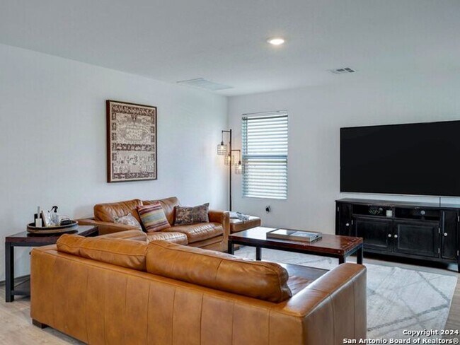 Foto del edificio - 3-BEDROOM HOME IN NORTHEAST CROSSING