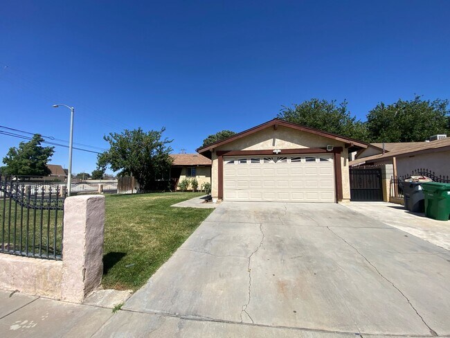 Building Photo - Lancaster 3 bedroom