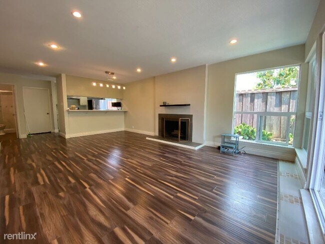 Building Photo - 2 br, 2 bath Townhome - 111 LONDON CT