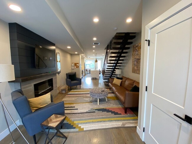 Building Photo - Modern 2 Bed | 3.5 Bath Townhome with Bonu...