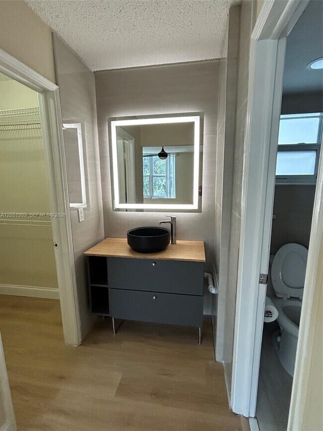 Foto del edificio - 9461 Evergreen Pl
