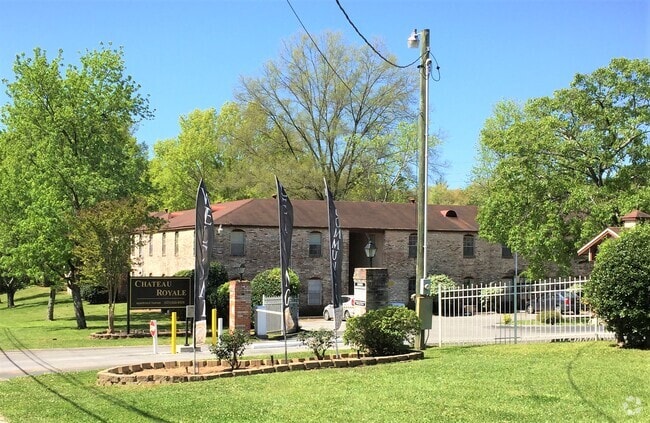 Building Photo - Chateau Royale West