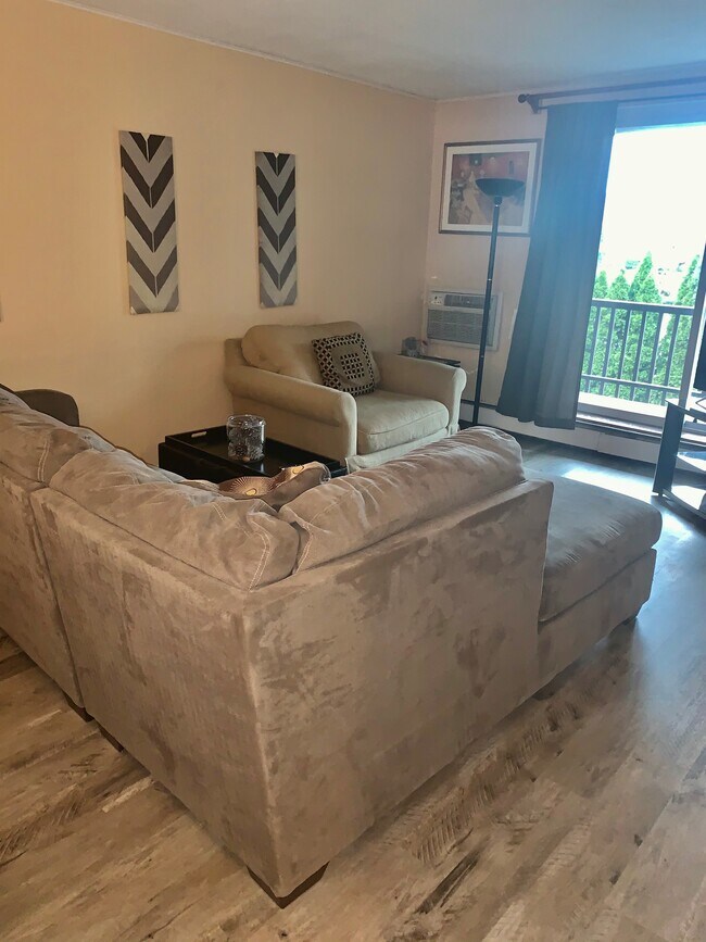 Foto del edificio - 140 Kenrick St