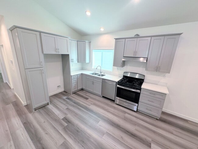 Building Photo - Spacious 3bd/2ba detached REAR home/unit i...
