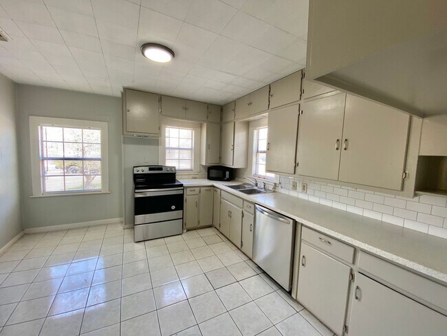 Building Photo - Hardwood Floors & Classic Charm | 3/2 Near Texas Tech