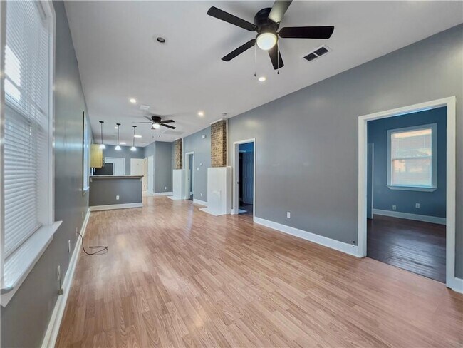 Foto del edificio - 1824 Allen St