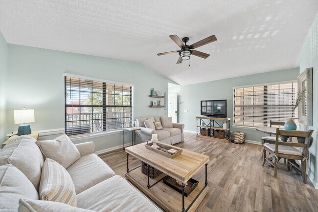 Foto del edificio - 17462 Front Beach Rd