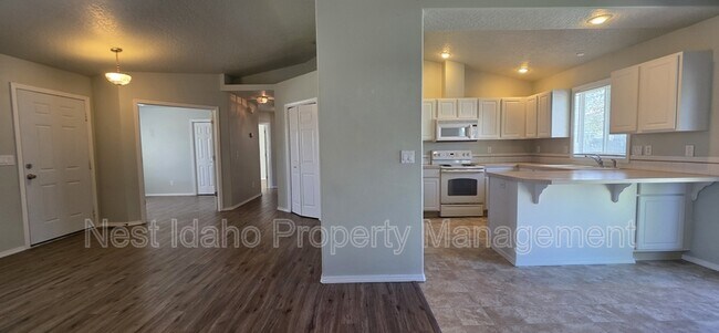 Building Photo - 907 Aspen Grove St