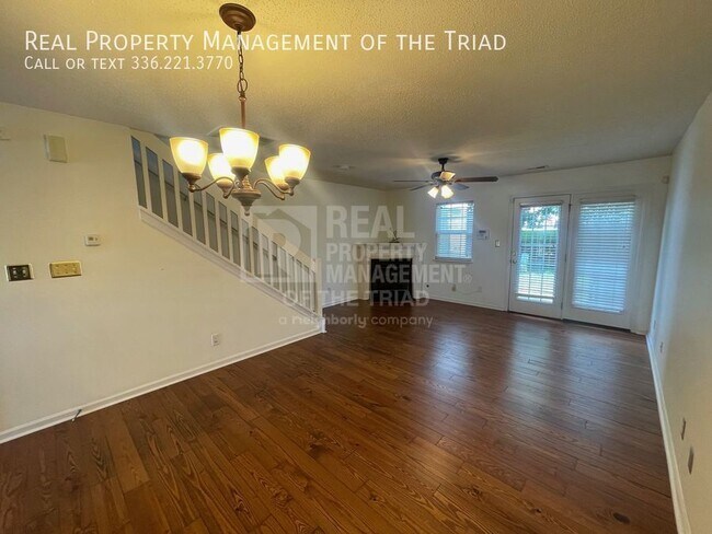 Building Photo - Lovely 2 Bedroom, 2 1/2 Bath Townhouse in ...
