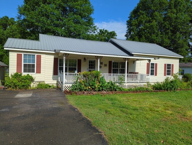 Building Photo - Chickamauga House Available