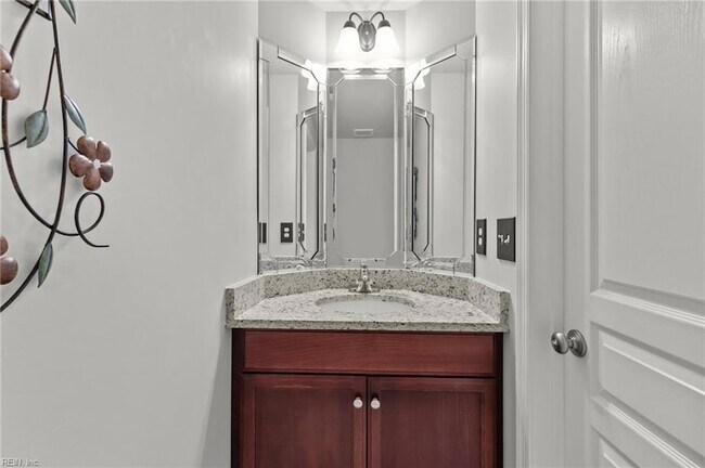 Foto del edificio - 2701 Eleanor Ln
