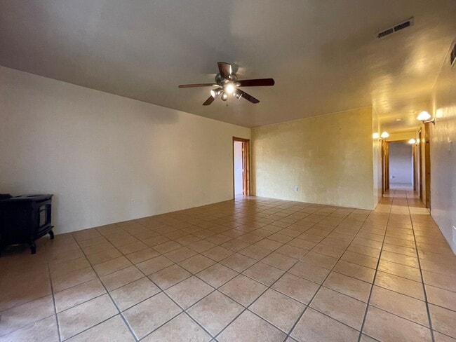 Building Photo - 212 S El Rancho Rd