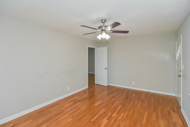 Building Photo - 212 Brady Dr