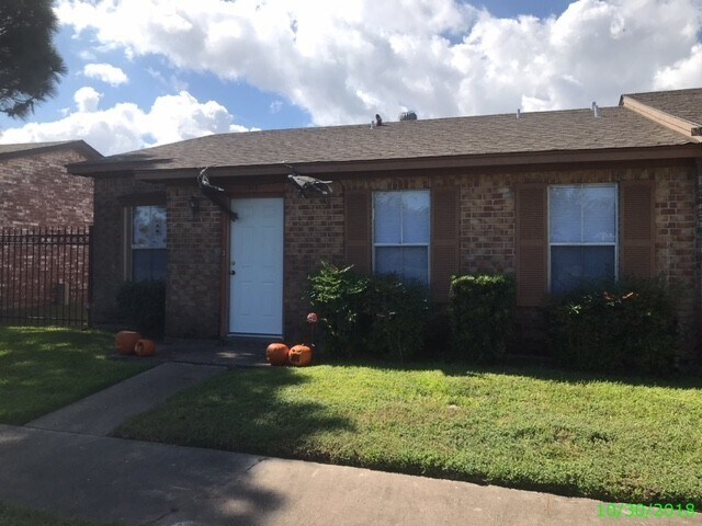 Foto principal - 3 BEDROOM 2 BATH PATIO HOME WITH 1112 SF